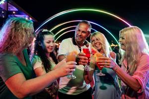 Gruppe von Gästen im Magic Life Jacaranda Hotel beim abendlichen Cocktail