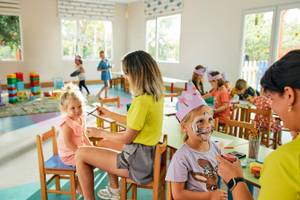 Kinder basteln im Magic Life Jacaranda Hotel in einer farbenfrohen Bastelecke.