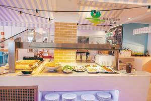 Speisebereich im Calimera Balansat Resort mit Buffet und Salatauswahl.