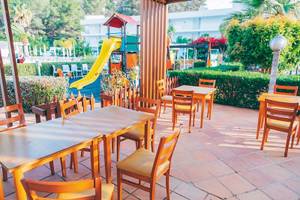 Außenrestaurant des Calimera Balansat Resorts mit Blick auf eine gelbe Rutsche