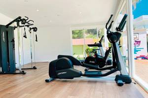 Fitnessraum im Calimera Balansat Resort mit Laufband und Hantelbank.