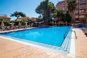 Außenpool des Canyamel Classic Hotels mit Sonnenliegen und Sonnenschirmen