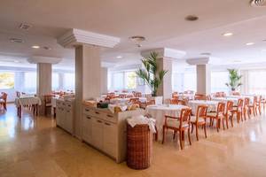 Frühstücksraum des Canyamel Classic Hotels mit vielen Tischen und Stühlen.
