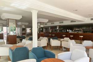 Loungebereich des Canyamel Classic Hotels mit vielen weißen und blauen Stühlen und Tischen.