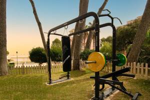 Trainingsgeräte im Freien im Canyamel Classic Hotel.