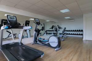 Fitnesscenter im Canyamel Classic Hotel mit Laufband und anderen Trainingsgeräten.