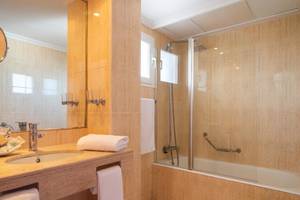 Badezimmer im Canyamel Classic Hotel mit Badewanne, Dusche und Waschbecken