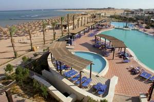 Luftaufnahme des Jaz Belvedere Resorts mit zwei Swimmingpools, Sonnenliegen und Palmen am Strand.