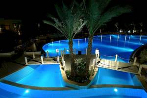 Beleuchteter Poolbereich des Jaz Belvedere Resorts bei Nacht