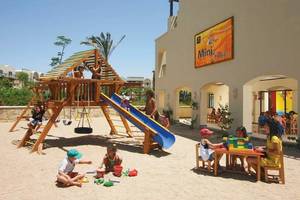 Kinder spielen auf dem Spielplatz des Jaz Belvedere Resorts.