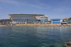 Außenansicht des Granada Luxury Okurcalar Hotels mit Strand und Wasser