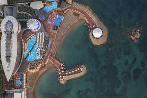 Luftaufnahme des Granada Luxury Okurcalar Hotels mit Pools und Strandbereich