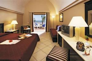 Doppelzimmer im Jaz Belvedere Resort mit Blick auf den Balkon und das Meer.