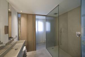 Hotel Paraiso de los Pinos Badezimmer mit Dusche, Spiegel und Waschbecken