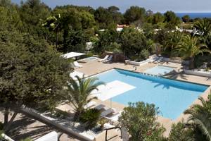 Luftaufnahme des Paraiso de los Pinos Hotels mit Swimmingpool und Blick auf das Meer.