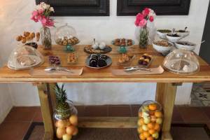Buffet-Tisch im Hotel Paraiso de los Pinos mit verschiedenen Desserts und Früchten.