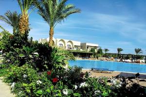 Außenbereich des Jaz Belvedere Resorts mit Pool und Gebäuden