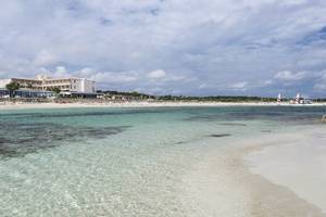 Tahiti Hotel am Strand mit klarem Wasser und blauem Himmel