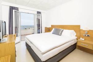 Doppelbettzimmer im Tahiti Hotel mit Meerblick, Fernseher und Schreibtisch