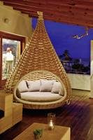 Nacht-Lounge-Sitzecke im Freien im Tahiti Hotel mit einer Hängematte und Kissen.
