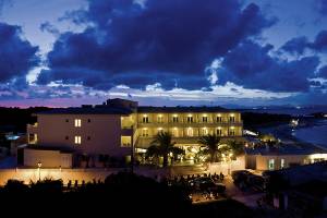 Tahiti Hotel bei Nacht mit beleuchteten Zimmern und einer Küste im Hintergrund.