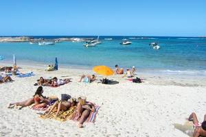 Strandszene mit vielen Leuten und Booten im Hintergrund, Apartamentos Es Pujols
