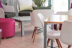 Rosales Formentera Hotel Innenraum mit modernen Möbeln, Kissen und Holzboden.
