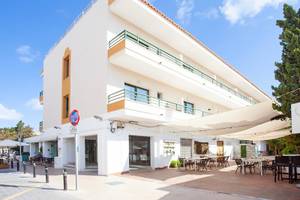 Rosales Formentera Hotel Außenansicht mit Terrasse und Tisch.