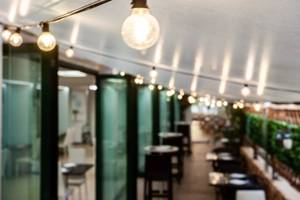 Rosales Formentera Terrasse mit hängenden Lichtern und Tischen