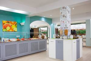 Frühstücksbuffet im Rosales Formentera Hotel mit verschiedenen Früchten und Cerealien.