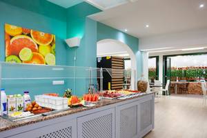 Frühstücksbuffet im Rosales Formentera Hotel mit verschiedenen Früchten und Getränken.