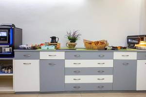 Frühstücksbuffet im Rosales Formentera Hotel mit verschiedenen Lebensmitteln und Getränken.