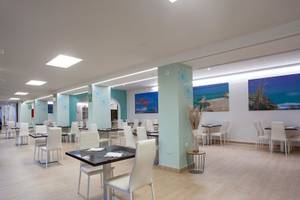 Essenbereich im Rosales Formentera Hotel mit Tisch und Stühlen