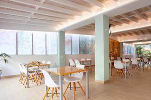 Frühstücksbereich im Rosales Formentera Hotel mit modernen Tischen und Stühlen.