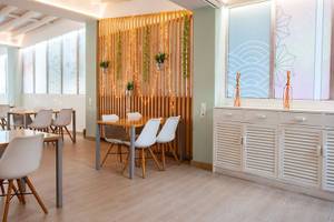 Inneneinrichtung des Rosales Formentera Hotels mit hölzerner Wand, Pflanzen und modernen Möbeln.