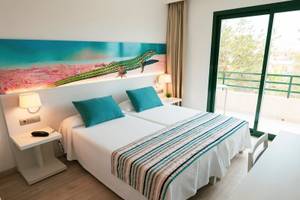 Rosales Formentera Hotel Schlafzimmer mit Doppelbett und Balkon, einer Wandmalerei von einer Eidechse