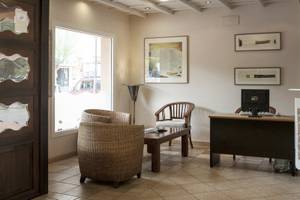 Innenansicht der Lobby des Voramar Formentera Hotels mit Möbeln und Dekor.