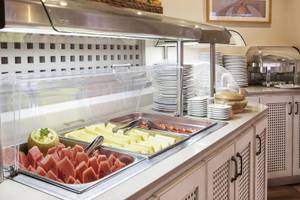 Frühstücksbuffet im Hotel Voramar Formentera mit verschiedenen Früchten und Aufschnitt.