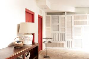 Eingangsbereich des Castavi Hotels mit Tisch, Lampenschirm und kunstvollem Metallständer.