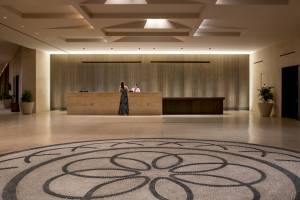 Lobby des Helea Lifestyle Beach Resort mit Empfangstresen und zwei Personen