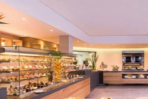 Buffetbereich im Paradis Beachcomber Golf Resort & Spa mit vielen Desserts und Früchten.