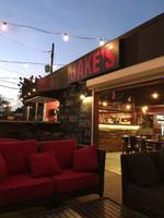 Abendstimmung in Jake's Bar mit roten Sofas und Beleuchtung.