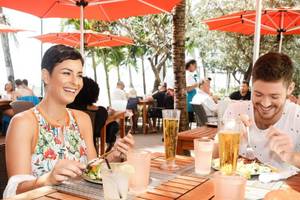 Paar am Tisch essen im Sugar Bay Barbados Hotel