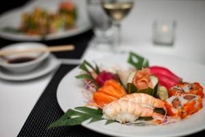 Sushi-Platte auf dem Tisch von Sugar Bay Barbados mit Sojasauce und Getränken