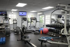 Fitnesscenter im Sugar Bay Barbados Hotel mit Laufbändern, Hanteln und anderen Trainingsgeräten.