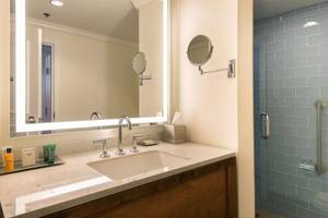 Badezimmer im Hilton Barbados Hotel mit Spiegel und Dusche