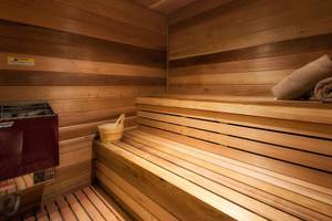 Innenraum einer Sauna im Hilton Barbados Hotel mit Holzwänden und Bänken.
