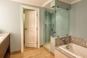 Badezimmer im Hilton Barbados mit Duschkabine und Badewanne