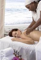 Frau im Hotel Mango Bay Hotel am Strand eine Massage erhaltend