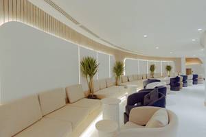 Innenbereich des Sunrise Anjum Resorts mit weißen Wänden, Sofas und Pflanzen.